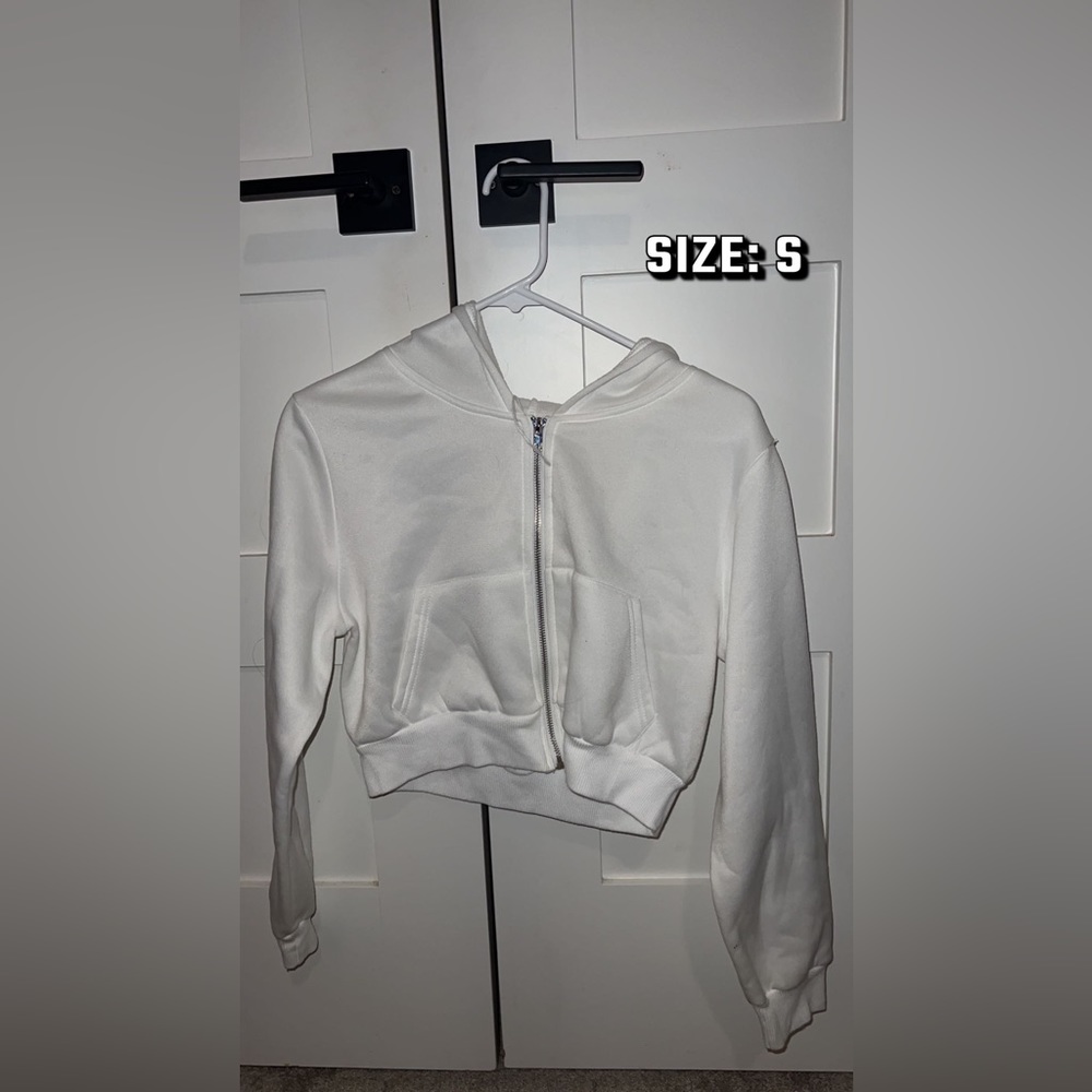 Cropped white sweatshirt